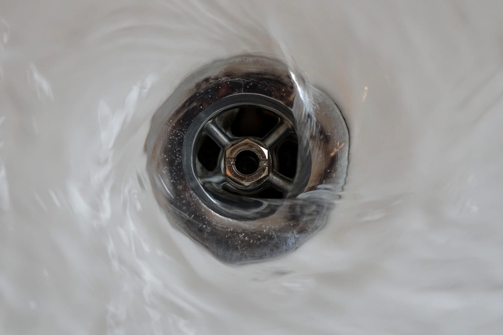 Wannenablauf mit frei ablaufendem Wasser nach dem Einsatz des Rohrreinigers