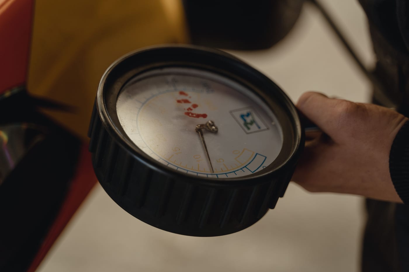 Manometer zur Druck- und Dichtheitsprüfung in der Hand eines Monteurs
