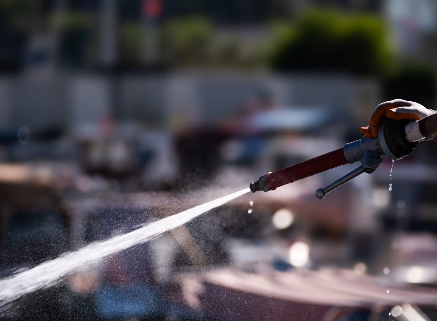 Kräftiger Wasserstrahl aus der Hochdrucklanze des Rohrreinigers